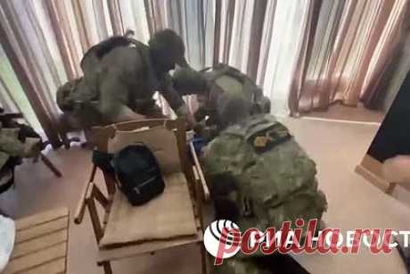 Задержание ФСБ фальшивомонетчика из Белгорода попало на видео. ФСБ показала видео задержания россиянина, напечатавшего 25 миллионов фальшивых рублей. На кадрах видно, как силовики проникают в дом фигуранта, кладут его лицом в пол и надевают наручники. Затем показаны изъятые стопки пятитысячных купюр и оборудование для их изготовления.