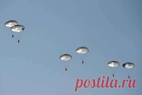 Спецназ ВДВ России получит партию новейших снайперских винтовок. В России изготовили партию новейших самозарядных снайперских винтовок МЦ-566 для спецназа Воздушно-десантных войск. «&quot;Высокоточные комплексы&quot; изготовили новую партию снайперских винтовок МЦ-566, зарекомендовавших себя в зоне специальной военной операции», — уточнили в организации.