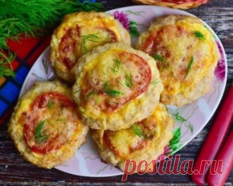 Мясные гнезда с помидорами и сыром.
Ингредиенты:
-Фарш мясной — 450 г
-Лук - 1 шт
-Соль — по вкусу
-Перец черный молотый — по вкусу
-Помидор — 1шт.
-Сыр — 60–70 г
-Майонез или сметана — 2–3 ст. л.
Приготовление:
1. К мясному фаршу добавьте соль, лук и молотый перец. Хорошо его перемешайте.
2. Сформируйте из мясного фарша гнезда и выложите их на противень (его можете смазать растительным маслом).
3. Смажьте углубления майонезом.
4. Вымойте помидор, нарежьте его кружочками и выложите в центр каж