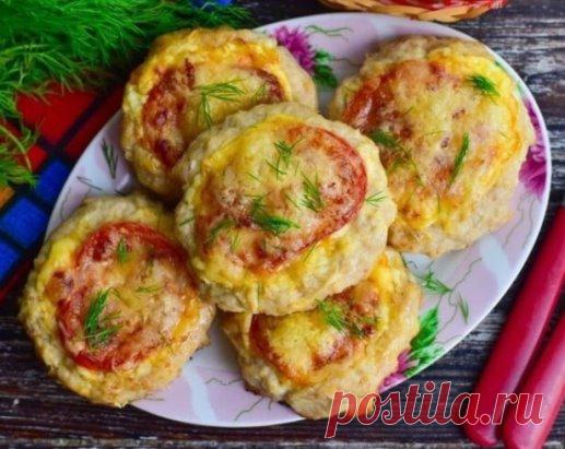 Мясные гнезда с помидорами и сыром.
Ингредиенты:
-Фарш мясной — 450 г
-Лук - 1 шт
-Соль — по вкусу
-Перец черный молотый — по вкусу
-Помидор — 1шт.
-Сыр — 60–70 г
-Майонез или сметана — 2–3 ст. л.
Приготовление:
1. К мясному фаршу добавьте соль, лук и молотый перец. Хорошо его перемешайте.
2. Сформируйте из мясного фарша гнезда и выложите их на противень (его можете смазать растительным маслом).
3. Смажьте углубления майонезом.
4. Вымойте помидор, нарежьте его кружочками и выложите в центр каж