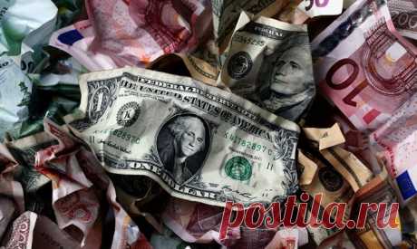 Белорусский рубль рухнул  к доллару и евро на 30%