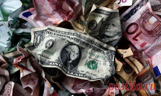 Белорусский рубль рухнул  к доллару и евро на 30%