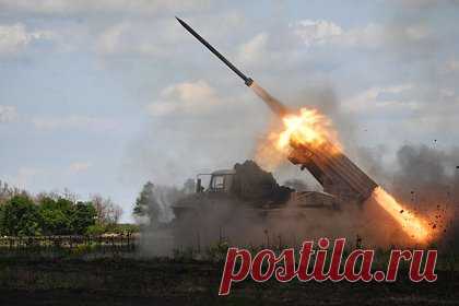 Российские военные нанесли ракетные удары по ВСУ на трех направлениях. Начальник пресс-центра группировки Вооруженных сил России «Юг» Вадим Астафьев заявил, что авиация нанесла ракетно-бомбовые удары по живой силе и технике Вооруженных сил Украины (ВСУ) на трех направлениях — лисичанском, соледаро-артемовском и александро-калиновском. Об этом сообщает РИА Новости.