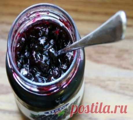 ВИШНЕВОЕ ВАРЕНЬЕ ИЗ СМОРОДИНЫ - СУПЕР РЕЦЕПТ ВАРЕНЬЯ!
Вишневое варенье без вишни на отваре из вишневых листьев, гости никогда не догадаются, что это варенье из смородины.
Нам понадобится:
12 стаканов ягод смородины
1 литр отвара из листьев вишни 
12 стаканов сахара
Приготовление:
 Приготовим отвар из вишневых листьев ( на 1 литр нам понадобиться 2 стакана свежих листьев вишни), процедить.
 В  кастрюлю отмеряем 12 стаканов черной смородины, заливаем вишневым отваром и варим...