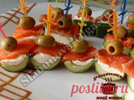 Самая простая и быстрая закуска на праздничный стол. Форель, огурец, творожный сыр и оливки, все очень просто. Намазал, нарезал и блюдо готово.