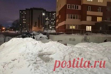 В России десятилетний мальчик залез в сугроб и застрял. В Удмуртии спасатели вытащили из сугроба десятилетнего мальчика, который из любопытства залез в проделанный в снегу лаз и застрял. Прибывшие на место представители экстренных служб увидели только ноги школьника. По словам освобожденного ребенка, он провел в ледяной норе продолжительное время.