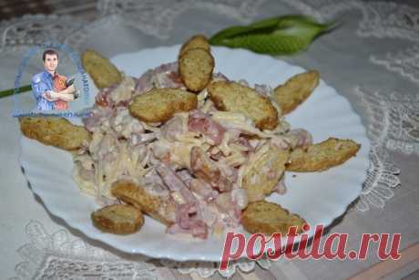 Очень вкусный и простой салат с фасолью, помидорами, сухариками и копченой колбасой Сегодня предлагаю рецепт салата с фасолью, копченой колбасой, сухариками. Рецепт простой, быстрый, питательный, ничего не нужно отваривать и подготавливать. Все купил, соединил и готово. Подойдет для тех, у кого мало времени, а стол накрыть нужно, или приготовить быстрый ужин за 5 минут...