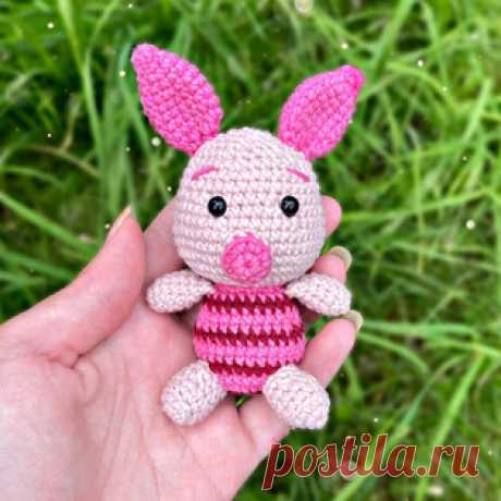 Хрюня амигуруми. Схемы и описания для вязания игрушек крючком! Бесплатный мастер-класс от Вероники @v.varezhkaa по вязанию поросёнка по имени Хрюня - популярный персонаж из диснеевского мультфильма &quot;Винни Пух…