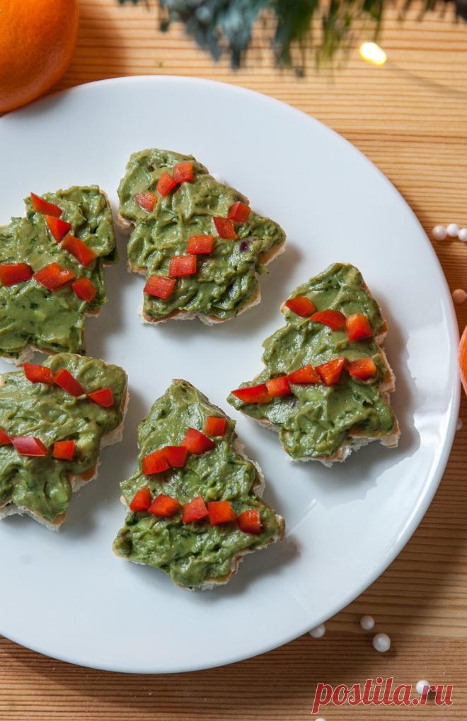 Елочки из лаваша с гуакамоле