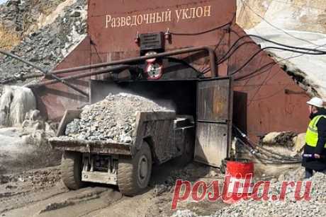 Названа возможная причина прорыва на руднике «Пионер» в Приамурье. Прорыв на руднике «Пионер» в Приамурье мог произойти из-за скопления воды. Об этом со ссылкой на представителей оперативных служб сообщает ТАСС. По словам неназванного собеседника агентства, горная порода могла обвалиться из-за слишком большого количества воды в карьере над выработкой.