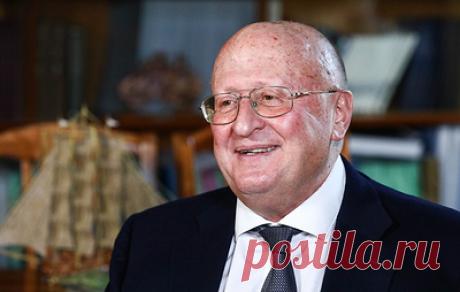 Гинцбург сообщил о двукратном росте титров антител после иммунизации обновленной вакциной. Минздрав ранее выдал разрешения на проведение клинических исследований трех разработанных центром имени Гамалеи вакцин с измененным антигенным профилем