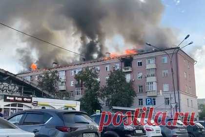 Пожар на крыше пятиэтажного жилого дома в Казани попал на видео. Пожар произошел в жилом пятиэтажном доме в Казани — загорелась кровля здания. Видео с возгоранием опубликовал Telegram-канал Mash Iptash. На кадрах видно бушующий огонь, который охватил почти всю крышу дома. От здания поднимается черный столб дыма. Также можно заметить обугленные стены около окна на пятом этаже.
