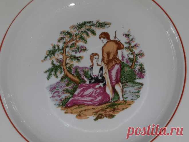 Глубокая тарелка. Влюблённая пара. Барановский фарфоровый завод. СССР. Клеймо. 1970 - 1991 гг. 20 век. Деколь.
Высота : 45 мм. Диаметр верх / низ : 240 / 120 мм.
Цена : 500 руб.

Купить сейчас :   

#ГлубокаяТарелкаВлюблённаяПараСССР #ТарелкаВлюблённаяПараКлеймо #ТарелкаБарановскийФарфоровыйЗавод
#ТарелкаДеколь1970год #ТарелкаСССР1991год #ТарелкаВлюблённаяПара20век