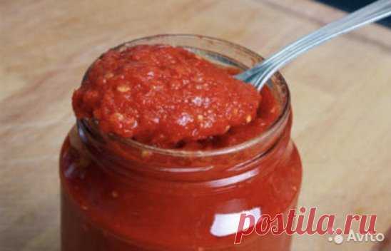 Аджика кубанская.
помидоры мясистые (например, пальчики) — 5 кг
горький перец — 3-5 стручков
перец болгарский — 3-5 кг
чеснок — 0.5 кг
соль (крупная) — по вкусу
уксус столовый 9%-ный — 1 ст.
Аджика кубанская готовится так:
1. Все ингредиенты нашей будущей аджики промываем и чистим.
2. Затем прокручиваем ингредиенты на мясорубке или же можно воспользоваться кухонным комбайном – это вопрос удобства.
3. Пришло время добавить к прокрученной массе по вкусу соли и столового уксуса.
5. Даем постоять