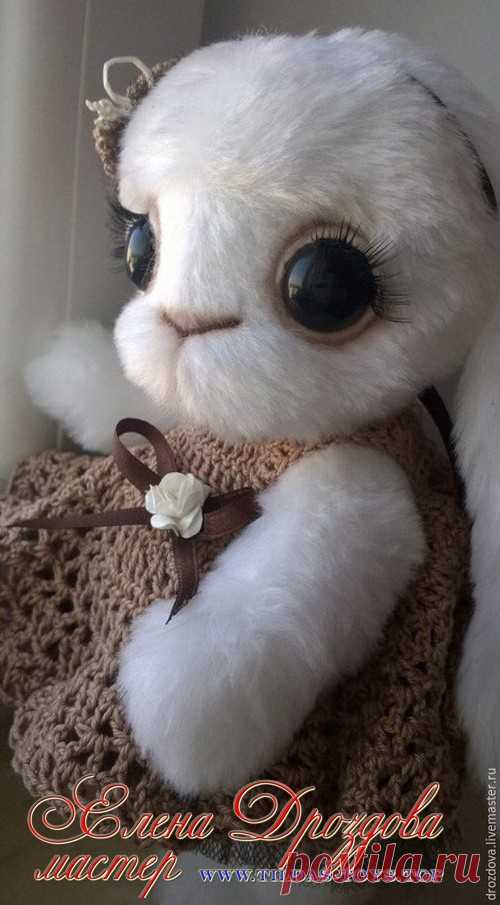 Галерея игрушек | Текстильные куклы ручной работы
Зайка в платье
Зайка сшита из искусственного меха. Пяточки - искусственная замша. Ткань компаньон лен. Все конечности подвижны. Платье и цветок связаны из хлопковой пряжи. Одежду можно снимать. Игрушка стоит с опорой, сидит самостоятельно.