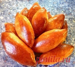 БЕЗУУУМНО ВКУСНЫЕ ПИРОЖКИ ИЗ НЕЖНЕЙШЕГО ДРОЖЖЕВОГО ТЕСТА. ЛЕГКО, БЫСТРО И ВКУУУСНО!!!
Девочки, записывайте! вообще я их делала на скисшем молоке, так сказать- домашнем кефире, но если лениво с ним возиться- смело берите покупной)
Ингредиенты:
- кефир
- растительное мало
- соль
- сахар
- дрожжи
- мука
- яйцо
Приготовление:
1.1 стакан кефира немного подогреваете с половиной стакана растительного масла- только не перегрейте- кефир свернется!!тут аккуратно!)
2. Добавляете 1 ч.л. соли, 1 ст.л. саха
