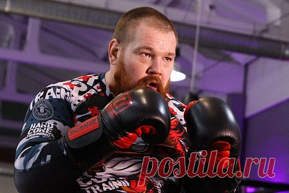 Дацик рассказал о мечте умереть на ринге. Российский боец смешанного стиля Вячеслав Дацик ответил на вопрос о продолжении карьеры. Он рассказал, что у него была мечта драться и умереть на ринге. «Пока неохота уходить на пенсию. Молодежь нас всегда пытается туда отправить, но мы пока рыпаемся», — отметил боец.