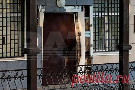 Опубликовано фото последствий взрыва в отделе полиции в Воронежской области. Telegram-канал Baza опубликовал фото с места нападения на полицейский участок в городе Лиски Воронежской области. На снимке запечатлены разрушения у входа в городское отделение МВД. Отмечается, что это последствия взрыва некоего взрывного устройства, которое нападавший привел в действие во время нападения на отдел.