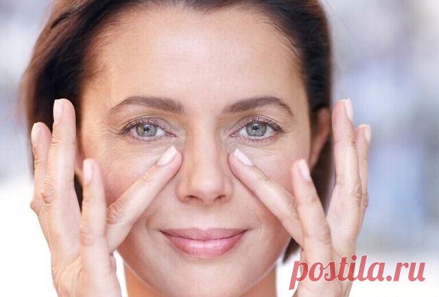 Народные средства от морщин под глазами 
Если ежедневно применять следующее народное средство, можно заметно разгладить уже имеющиеся морщины вокруг глаз: Сперва приготовьте отвар из петрушки – 1 столовую ложку измельченной зелени залейте половиной стакана кипятка, и плотно накрыв крышкой, оставьте на 15 минут. Пока настаивается отвар, очистите одну сырую картофелину, и натрите ее на самой мелкой терке. В 1 ст. ложку полученной массы добавьте 2 ст. ложки процеженного тепло...