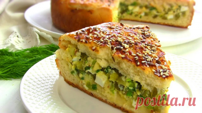 Пикантный куриный пирог с маринованными огурцами и сыром
