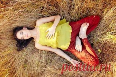 ПОЛНОСТЬЮ ИСПОЛЬЗУЙТЕ ВАШИ ОРГАНЫ ЧУВСТВ. 

Будьте там, где вы есть. Оглянитесь по сторонам. Просто смотрите, не интерпретируйте. Глядите на свет, очертания, цвета, фактуру. Осознавайте тихое присутствие каждого предмета. 

Осознайте пространство, благодаря которому существует все и вся. 
Слушайте звуки; не анализируйте их. Слушайте сокрытую за ними тишину. 
Прикоснитесь к чему-нибудь — к чему угодно — и ощутите, осознайте Бытие того, чего вы коснулись. 
Понаблюдайте за ритмом