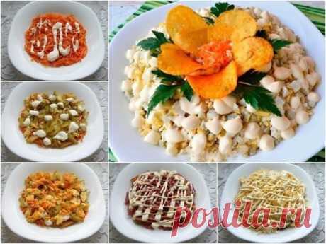 Салат "Орхидея"
Красивый и вкусный праздничный салат.
Ингредиенты:
- 100 г корейской моркови,
- 200 г копченой колбасы или ветчины.
- 2 маринованных огурца,
- 2 варных яйца,
- 100 г сыра твердых сортов,
- упаковка чипсов,
- майонез,
- зелень по вкусу.
Приготовление:
1. Колбасу порезать соломкой.
2. Яйца отварить, остудить и порезать кубиками.
3. Корейскую морковь, если она сильно длинная, желательно порезать.
4. Порезать соломкой маринованные огурцы.
5. Натереть сыр на средней терке.
6. Отложи