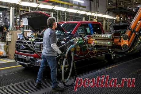 Ford уволит тысячи сотрудников в Европе. Американский автопроизводитель Ford уволит 3800 сотрудников в Европе в течение ближайших трех лет из-за постепенного перехода на производство электромобилей. В то же время компания сохранит около 3400 инженерных должностей в регионе, чтобы сосредоточиться на проектировании новых моделей автомобилей.