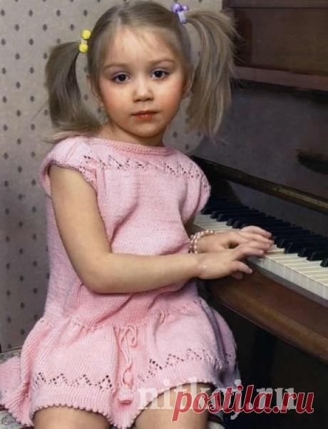 Детское платье спицами с ажурной отделкой