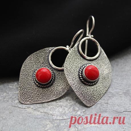 Крупные серьги с красными кораллами