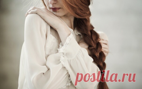 А в сердце твоём я давно поселилась,
И я там грущу, там смеюсь и мечтаю,
Молчу иногда, а сегодня приснилась –
К тебе я навстречу бежала с цветами.
И косы мои расплелись…(может, ветер?)
И солнце в глазах янтарем отражалось.
Там поле…подсолнухи…мы, словно дети…
Так счастливы были… Так звонко смеялись…
Потом ты проснулся. Достал свою маску.
И всё поменялось. В глазах лёд и холод.
И солнце потухло – бывает так в сказках.
Вокруг серым стало и  утро, и город…
Лишь только в глаза...