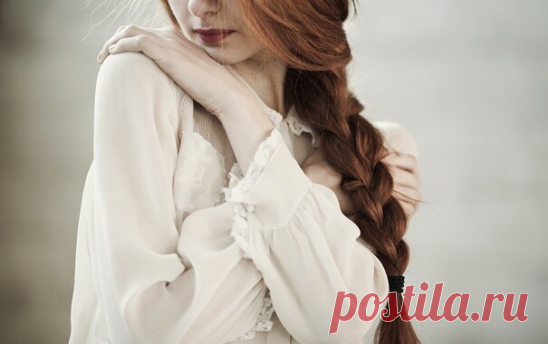 А в сердце твоём я давно поселилась,
И я там грущу, там смеюсь и мечтаю,
Молчу иногда, а сегодня приснилась –
К тебе я навстречу бежала с цветами.
И косы мои расплелись…(может, ветер?)
И солнце в глазах янтарем отражалось.
Там поле…подсолнухи…мы, словно дети…
Так счастливы были… Так звонко смеялись…
Потом ты проснулся. Достал свою маску.
И всё поменялось. В глазах лёд и холод.
И солнце потухло – бывает так в сказках.
Вокруг серым стало и  утро, и город…
Лишь только в глаза...