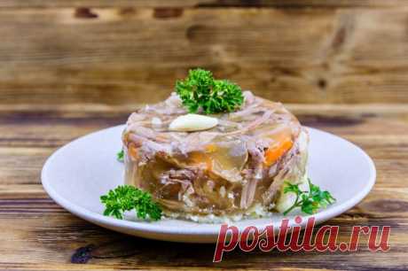 Холодец из свиных ушей и курицы – простой и вкусный рецепт, как приготовить пошагово Если вы все еще в поисках рецепта идеального холодца, то приготовьте его из свиных ушей и курицы. Он отлично застывает, получается прозрачным и вкусным. А чтобы избавиться от специфического запаха, замочите ушки в воде с уксусом.