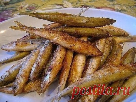 Как жарить мойву в духовке!!! 
Сейчас многие мойву жарят в духовке. Это быстро и удобно, к тому же никаких брызг".
Итак, что нам понадобится: пол килограмма мойвы, соль и черный молотый перец, плюс мука. Растительное масло не понадобится, ведь жарить рыбку мы будем не в сковородке, а на противне.
Рыбу моем и даем ей полностью оттаять. Просушиваем ее. Смешиваем муку с перцем молотым и солью. Пр