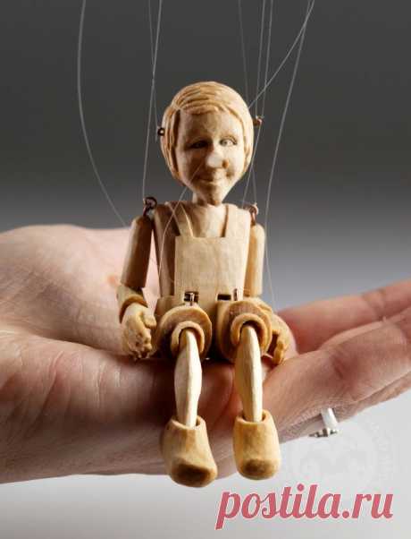 The smallest Pinocchio marionette in the world - precisely hand-carved from a linden wood  😍 #pinocchio #handmade #dolls #marionetscarves #fairytale #toys
Просматривайте этот и другие пины на доске Art dolls пользователя Svetlana.
Теги
The smallest Pinocchio in the world!
The little figure of the puppet is the most delicate and delicately car