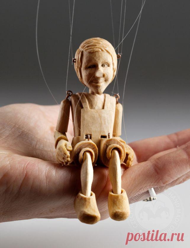 The smallest Pinocchio marionette in the world - precisely hand-carved from a linden wood  😍 #pinocchio #handmade #dolls #marionetscarves #fairytale #toys
Просматривайте этот и другие пины на доске Art dolls пользователя Svetlana.
Теги
The smallest Pinocchio in the world!
The little figure of the puppet is the most delicate and delicately car