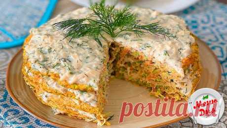 Кабачковый тортик
  Ингредиенты
Для блинчиков:
 3 яйца
600 гр кабачков
1 средняя морковь
110 гр муки (у меня 2 ст.л рисовой и 2 ст.л пшеничной цельно зерновой)
Сухой чеснок
Соль, перец по вкусу

Для прослойки:
300 гр густого йогурта в баночке
100 гр натертого на средней терке сыра
Сухой чеснок
Укроп
Соль, перец по вкусу
Пошаговый рецепт приготовления
1.Кабачки натираем на крупной терке, морковь — на средней, даём им постоять 5-10 минут
2.Хорошенько их отжимаем
3.Добавляем к овощ