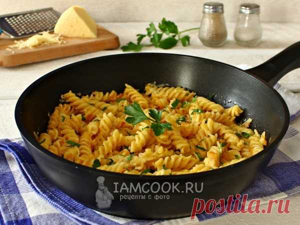 Макароны с яйцом и сыром на сковороде