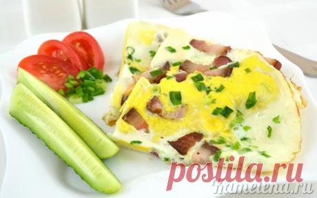 Яичница с беконом и зеленым луком