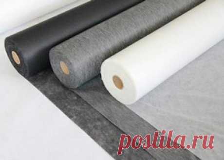 Прокладочный материал — как правильно выбрать и использовать Очень важную функцию при изготовлении одежды выполняют прокладочные материалы. Их применяют для дублирования некоторых деталей, для сохранения их формы в процессе носки. Укрепляют прокладкой воротники, манжеты, борта, клапаны, листочки, пояса, места прорезных карманов и петель застежки. Места, укрепленные прокладкой, не теряют формы даже после многократной стирки. Существуют различные виды прокладочных материалов...