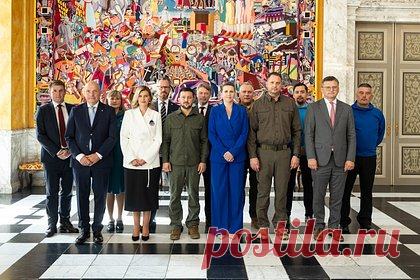 Зеленский сфотографировался на фоне портрета Ленина. Президент Украины Владимир Зеленский во время визита в Данию сфотографировался на фоне гобелена с Владимиром Лениным. На появление снимка обратил внимание бывший премьер-министр Украины Николай Азаров, заметив, что Зеленский нарушил закон, запрещающий публичную демонстрацию деятелей коммунистического движения.