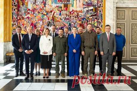 Зеленский сфотографировался на фоне портрета Ленина. Президент Украины Владимир Зеленский во время визита в Данию сфотографировался на фоне гобелена с Владимиром Лениным. На появление снимка обратил внимание бывший премьер-министр Украины Николай Азаров, заметив, что Зеленский нарушил закон, запрещающий публичную демонстрацию деятелей коммунистического движения.