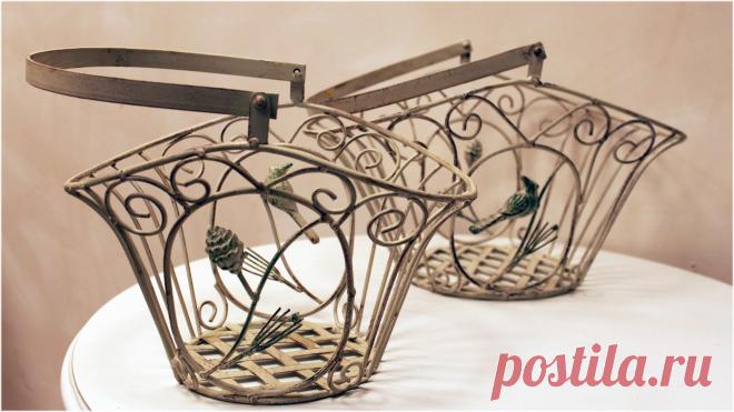 Корзины плетеные и ажурные металлические белые и цветные в стиле Прованс и Кантри для дизайна интерьера квартиры, дома, дачи, кухни, столовой, спальни и гостиной, а также для ресторанов, магазинов, гостиниц и баров можно недорого купить в интернет магазине Уголок Прованса в Москве