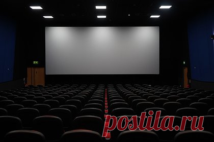 В России предложили разрешить прокат иностранного кино без лицензии. Комитет Совета Федерации по экономической политике предложил разрешить в России прокат иностранного кино без согласия правообладателей, но при этом выплачивать им вознаграждение. В пояснительной записке говорится, что необходимо утвердить ставку выплат, порядок их сбора и передачи авторам.