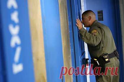 Убийцу семейной пары арестовали через 33 года после преступления. В США арестовали 79-летнего преступника, совершившего двойное убийство 33 года назад. 76-летний Джордж и 73-летняя Кэтрин Пикок были зарезаны в октябре 1989 года в городе Сиракузы, штат Нью-Йорк. В преступлении сразу же заподозрили зятя погибших, Майкла Энтони Луиза, но прямых улик против него не было.
