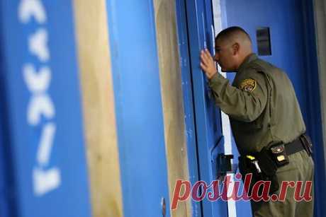 Убийцу семейной пары арестовали через 33 года после преступления. В США арестовали 79-летнего преступника, совершившего двойное убийство 33 года назад. 76-летний Джордж и 73-летняя Кэтрин Пикок были зарезаны в октябре 1989 года в городе Сиракузы, штат Нью-Йорк. В преступлении сразу же заподозрили зятя погибших, Майкла Энтони Луиза, но прямых улик против него не было.