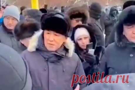 Власти казахстанского города вышли к протестующим. Представители власти казахстанского Костаная вышли к протестующим, чтобы выслушать их требования. Отмечается, что с участниками протеста встретился аким (глава администрации) Костаная Кайрат Ахметов. Один из протестующих заявил ему, что люди устали из-за тяжелой экономической ситуации в стране.