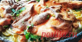 Курица, запеченная с картофелем и кабачками Автор рецепта Cooleshic
 Курица, запеченная с картофелем и кабачками - пошаговый рецепт с фото. Совершенно нечаянно из того, что было, случился ужин. Курочка получилась очень сочная и нежная.