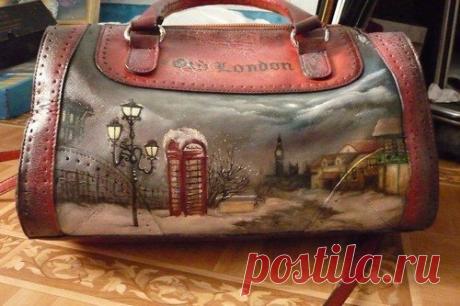 Любая вещь имеет свой срок, в том числе и женская сумочка. Даже если выполнена из прочного материала (кожи, кожзаменителя) и не сильно износилась, она может выйти из моды.