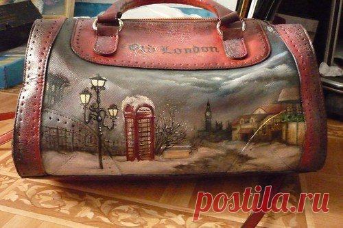 Любая вещь имеет свой срок, в том числе и женская сумочка. Даже если выполнена из прочного материала (кожи, кожзаменителя) и не сильно износилась, она может выйти из моды.