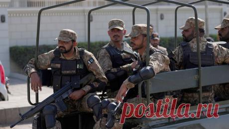 В Пакистане запретили проводить военные трибуналы над оппозиционерами. Коллегия Верховного суда Пакистана постановила признать неконституционным рассмотрение военными трибуналами дел оппозиционных активистов, которые участвовали в выступлениях против правительства 9 мая. Об этом сообщает пакистанская газета ...